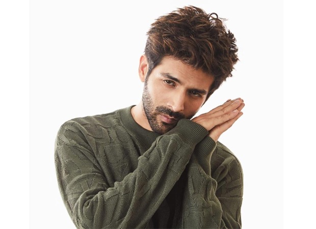 Kartik Aaryan wishes a couple on their wedding anniversary and makes their day Kartik Aaryan wishes a couple on their wedding anniversary and makes their day