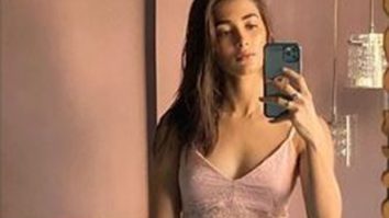 Pooja Hegde shares stunning mirror selfies dressed in a crop top and black shorts 