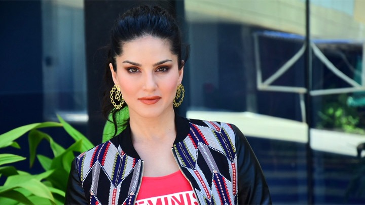 CRAZY – Sunny Leone identifies Hindi films based on the cast | Good Newwz | Kalank | Dilwale