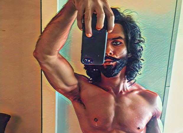 Shahid Kapoor flaunts his chiseled six-pack abs in this throwback picture from Padmaavat