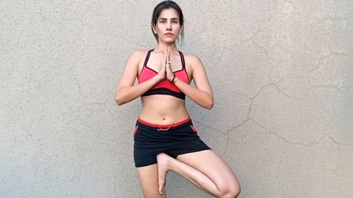 Sonnalli Seygall’s YOGA routine amidst Quarantine time | Fitness | COVID-19 Sonnalli Seygall’s YOGA routine amidst Quarantine time | Fitness | COVID-19