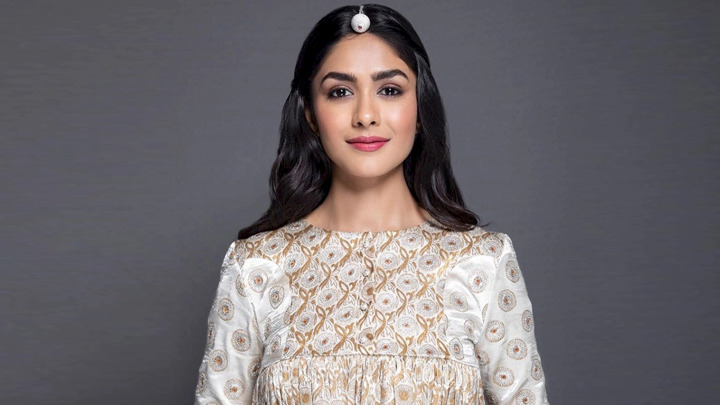 Mrunal Thakur: “Sushant Singh Rajput always wanted to give a lot of love, so I think…”| Karan Johar Mrunal Thakur: “Sushant Singh Rajput always wanted to give a lot of love, so I think…”| Karan Johar