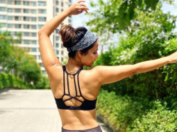 Hina Khan flaunts her toned back, leaves her fans swooning!