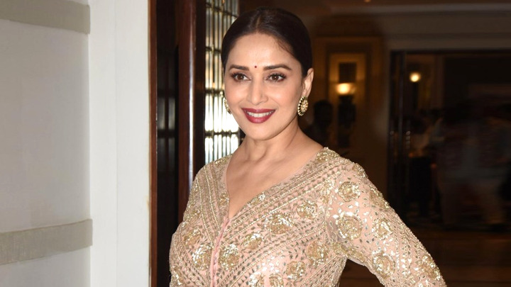 LOL- “Akshay Kumar always STEALS watches from people without them knowing”: Madhuri Dixit | Rapid Fire LOL- “Akshay Kumar always STEALS watches from people without them knowing”: Madhuri Dixit | Rapid Fire