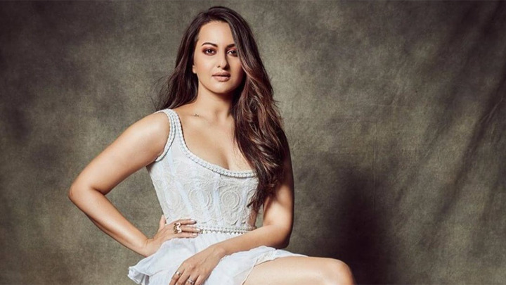 “SRK, Salman & Who’s girl in the middle?- Sonakshi’s HILARIOUS quiz | Kareena | Akshay “SRK, Salman & Who’s girl in the middle?- Sonakshi’s HILARIOUS quiz | Kareena | Akshay