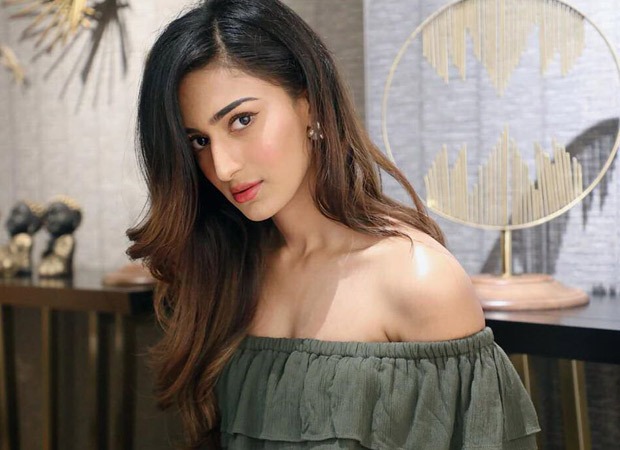 VIDEO Erica Fernandes cuts her own hair and the look is ‘bang’ on!