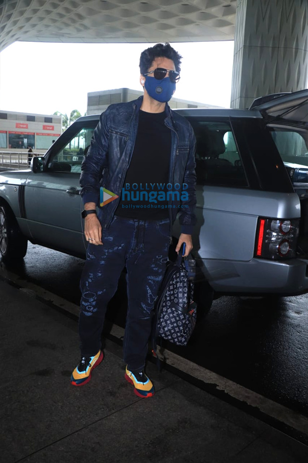 Akshay Kumar leaves for the UK with family, Huma Qureshi, Jackky Bhagnani and Bellbottom team