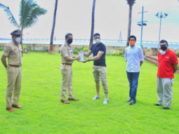 Akshay Kumar gifts 1200 fitness bands to the Mumbai Police 
