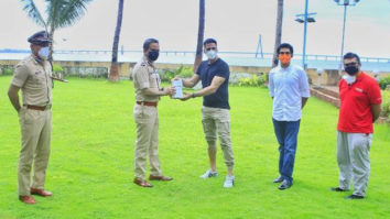 Akshay Kumar gifts 1200 fitness bands to the Mumbai Police 
