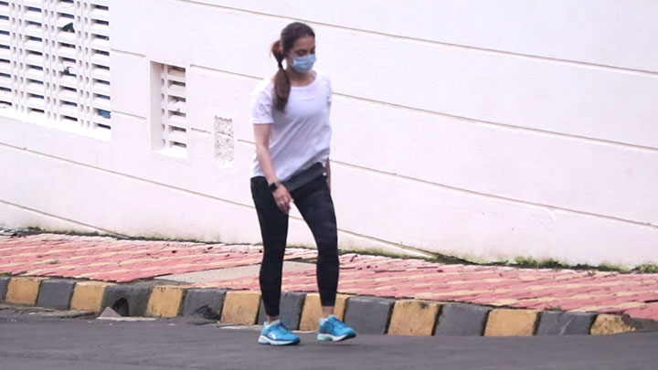 Seema Khan spotted jogging at Bandstand, Bandra