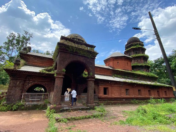 Bhumi Pedneakr does a temple pilgrimage around her ancestral home in Goa; see pics