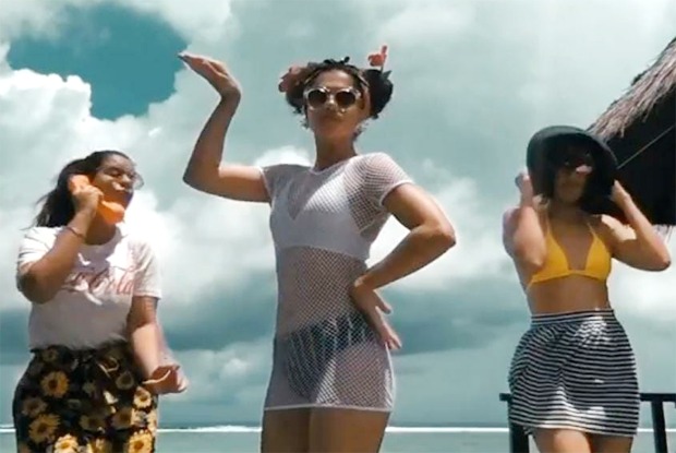 Taapsee Pannu does 'biggini shoot' in Maldives with her sisters; leaves Anushka Sharma, Varun Dhawan, Bhumi Pednekar in splits 