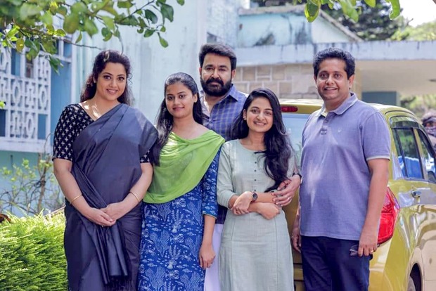 Drishyam 2: Picture of Mohanlal posing with his onscreen family on the sets of the film goes viral