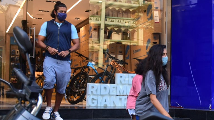 Farhan Akhtar with girlfriend Shibani Dandekar and his kid spotted in Bandra
