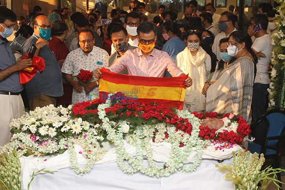 pictures soumitra chatterjees funeral in kolkata 5