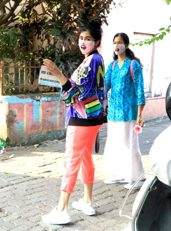 photos adah sharma and nupur sanon snapped in bandra 2