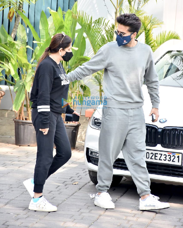 photos akshay kumar jackky bhagnani and shabina khan snapped at the kalina airport 4