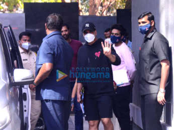 Photos: Akshay Kumar snapped with Jackky Bhagnani at Pooja Entertainment office in Juhu