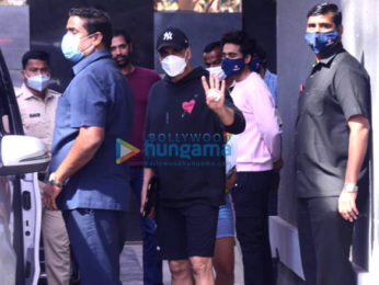 Photos: Akshay Kumar snapped with Jackky Bhagnani at Pooja Entertainment office in Juhu