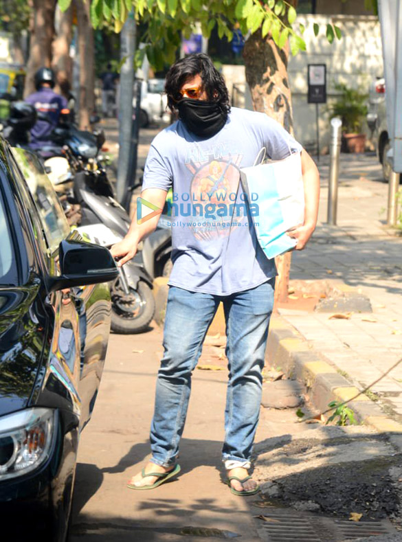 Photos: Ali Fazal and Richa Chadda snapped together at Foodhall in Khar Photos: Ali Fazal and Richa Chadda snapped together at Foodhall in Khar