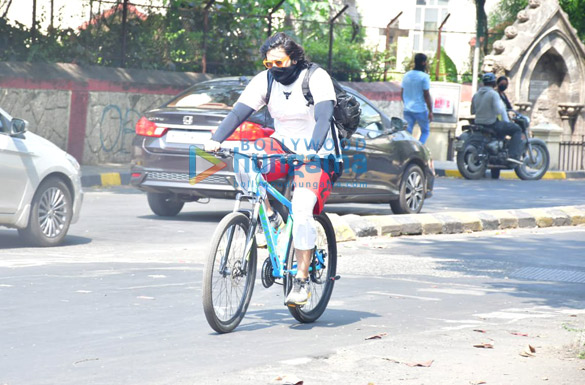 photos ali fazal spotted cycling in bandra 3