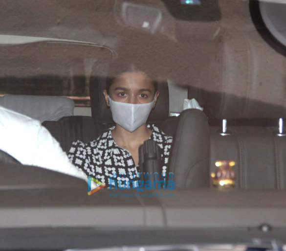 photos alia bhatt snapped outside a dubbing studio in bandra 3