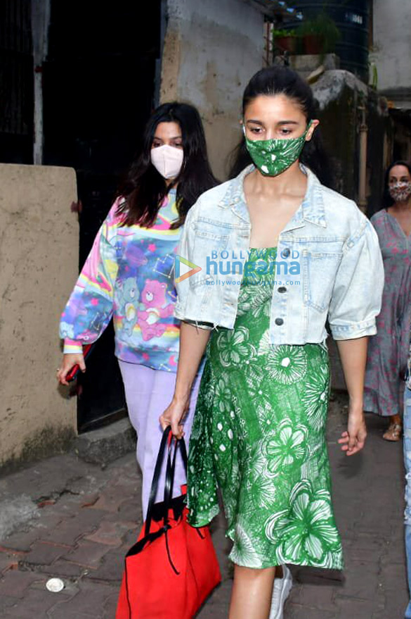 Photos: Alia Bhatt spotted with sister and mom in Bandra Photos: Alia Bhatt spotted with sister and mom in Bandra
