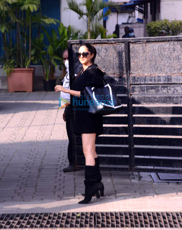 photos anil kapoor neetu singh varun dhawan and kiara advani snapped at the kalina airport 7
