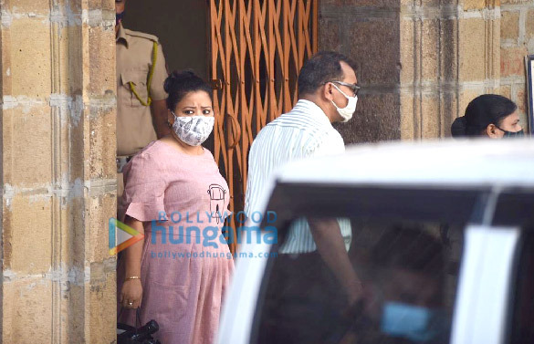 photos bharti singh and harsh limbachiyaa leave ncb office 1