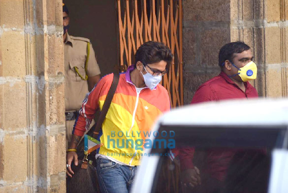 photos bharti singh and harsh limbachiyaa leave ncb office 2