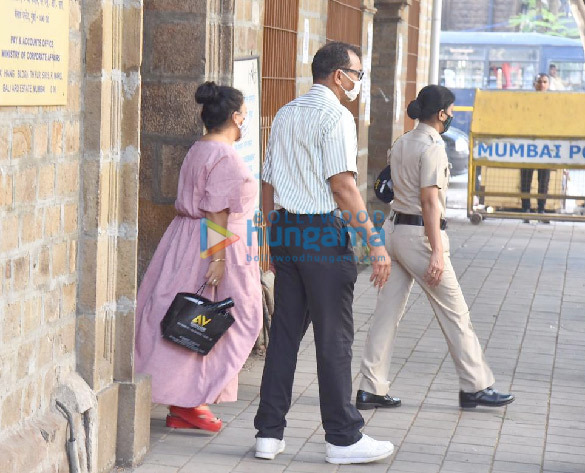 photos bharti singh and harsh limbachiyaa leave ncb office 3