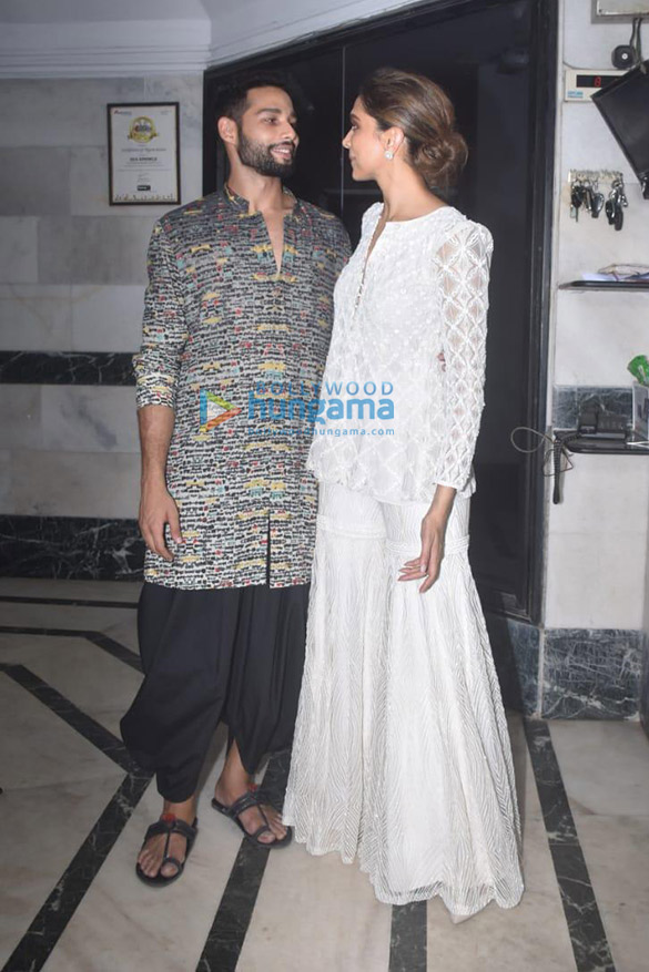 photos deepika padukone ishaan khatter and shakun batra snapped at siddhant chaturvedis house in juhu 002