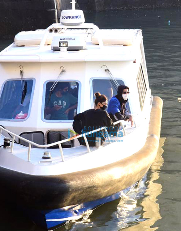 photos deepika padukone and siddhant chaturvedi snapped at gateway of india in mumbai 4