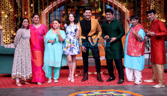 photos divya khosla kumar promotes her song teri aankhon mein on the kapil sharma show with darshan raval 1