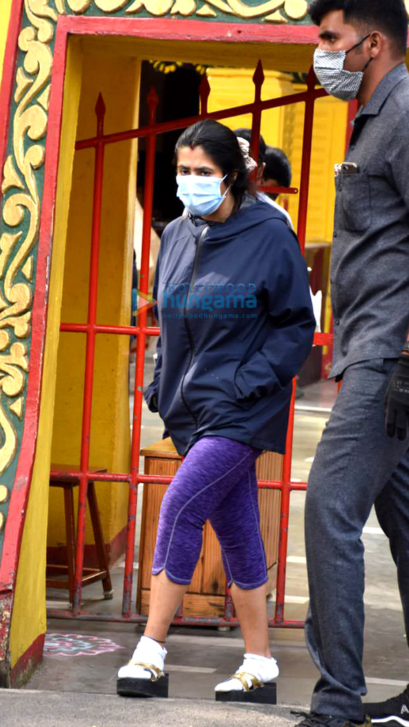photos ekta kapoor snapped at shree mukteshwar devalaya temple in juhu 1