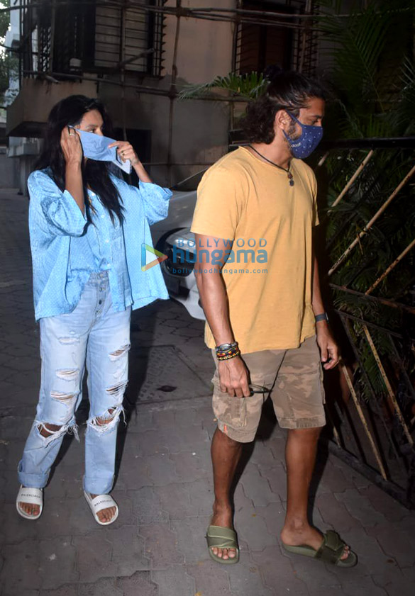 Photos: Farhan Akhtar, Shibani Dandekar, Zoya Akhtar, Satish Kaushik snapped at Javed Akhtar’s house in Juhu