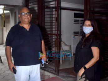Photos: Farhan Akhtar, Shibani Dandekar, Zoya Akhtar, Satish Kaushik snapped at Javed Akhtar's house in Juhu