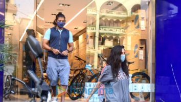 Photos: Farhan Akhtar and Shibani Dandekar snapped in Bandra