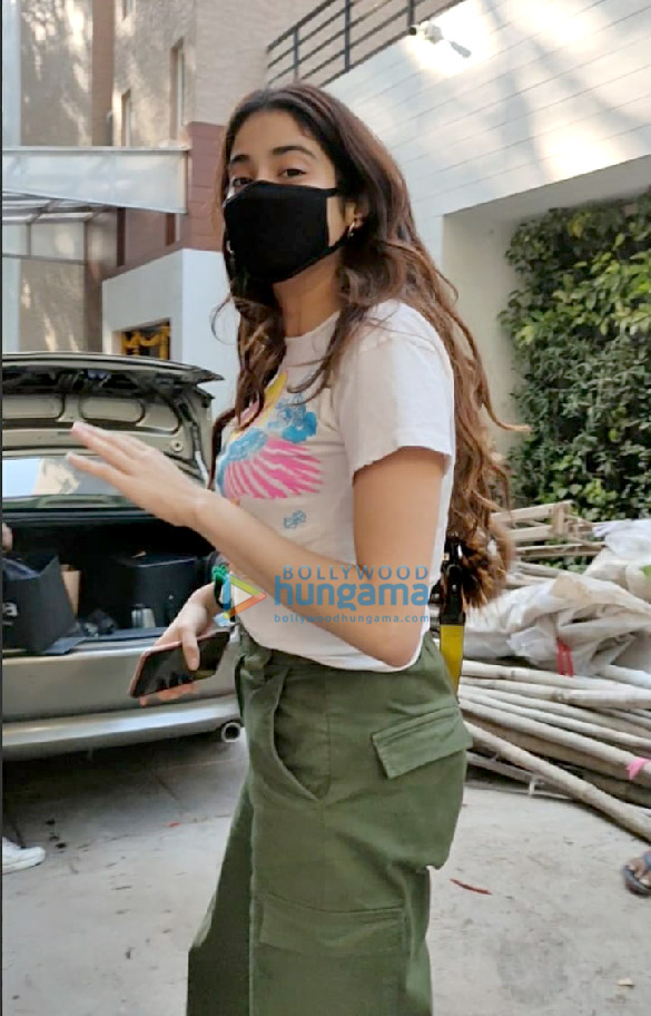 photos janhvi kapoor snapped in mumbai 4