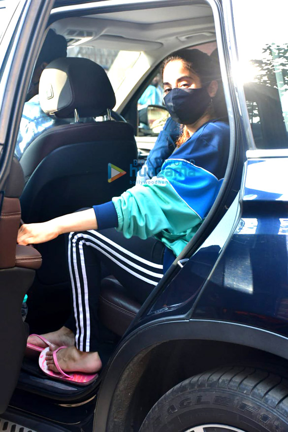 photos janhvi kapoor spotted at pilates 1 2