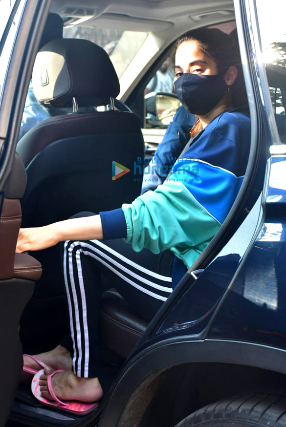 photos janhvi kapoor spotted at pilates 2 2
