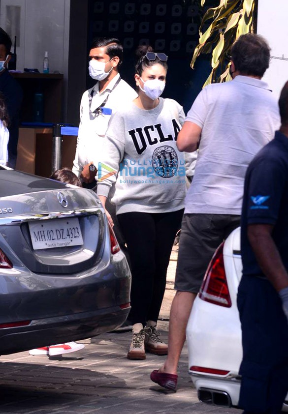 Photos: Kareena Kapoor Khan, Malaika Arora and others snapped at the airport Photos: Kareena Kapoor Khan, Malaika Arora and others snapped at the airport