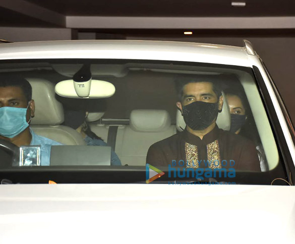 photos kareena kapoor khan malaika arora and manish malhotra spotted at karan johars house in bandra 3