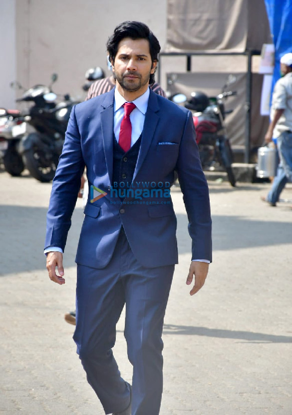 photos kareena kapoor khan and varun dhawan spotted at mehboob studios 2