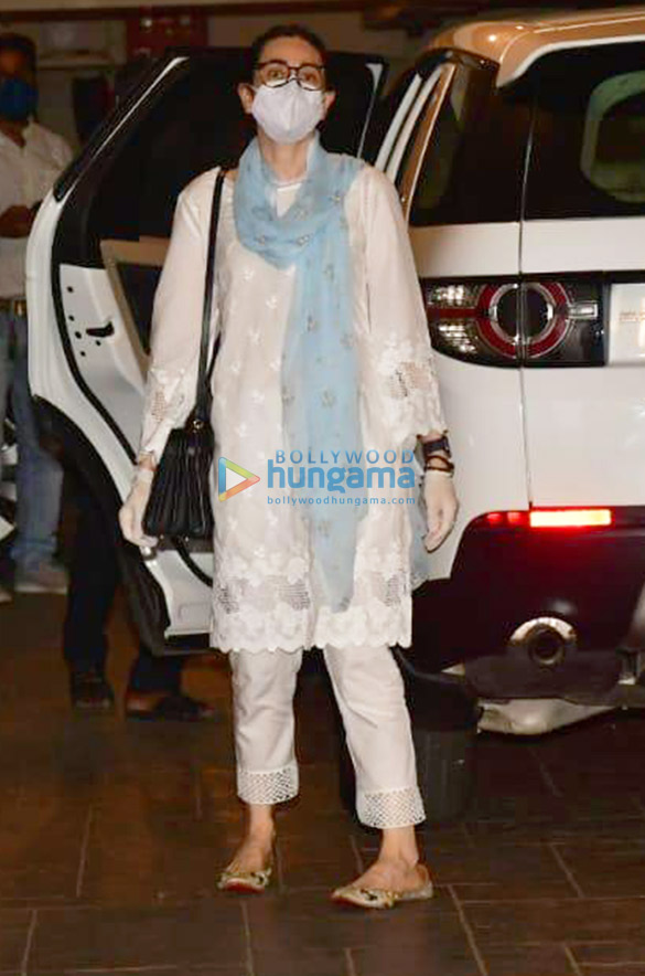 photos karisma kapoor spotted at kareena kapoor khans house 1