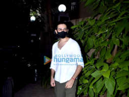 Photos: Kartik Aaryan snapped in Juhu