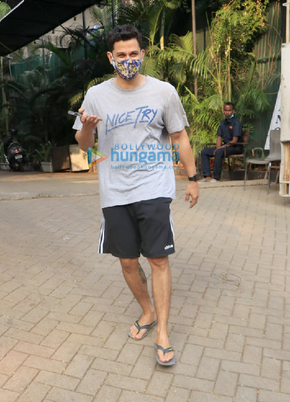photos kunal kemmu snapped in bandra 4