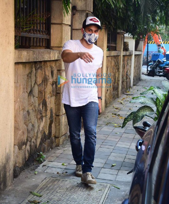 Photos: Kunal Kemmu snapped at Santacruz Photos: Kunal Kemmu snapped at Santacruz