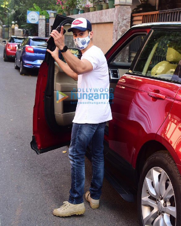 photos kunal kemmu snapped at santacruz 3