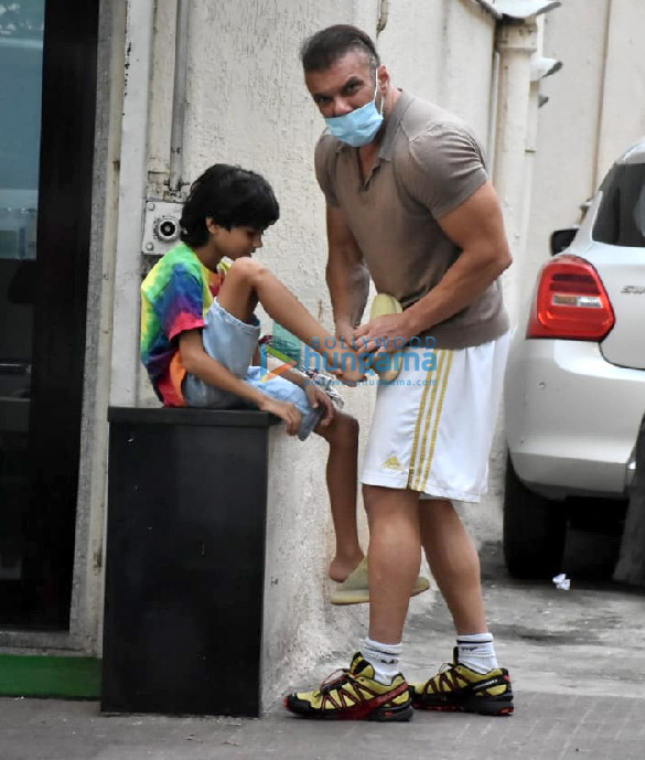 photos malaika arora soha ali khan and sohail khan snapped in bandra 5